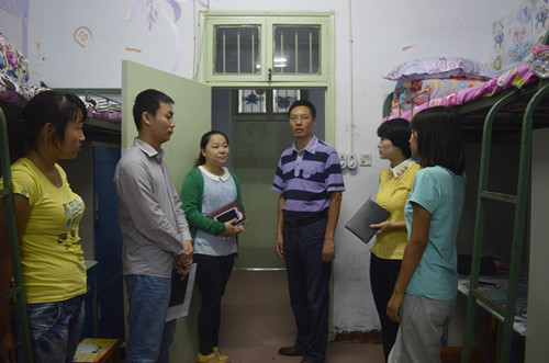 beats365官方唯一入口领导深入员工宿舍走访慰问2014级新生