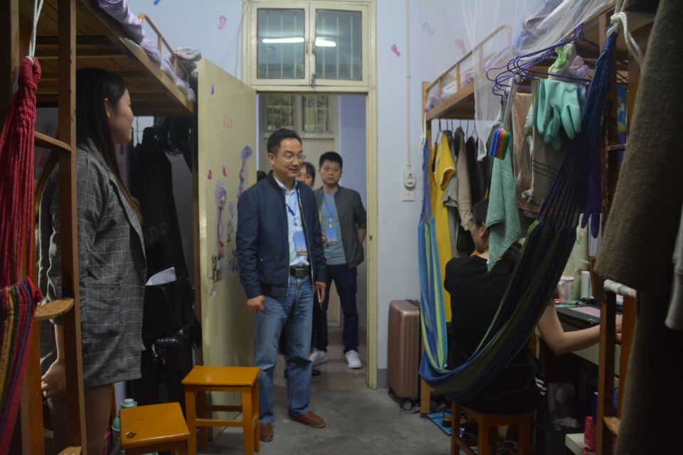 beats365官方唯一入口领导老师走访毕业生宿舍