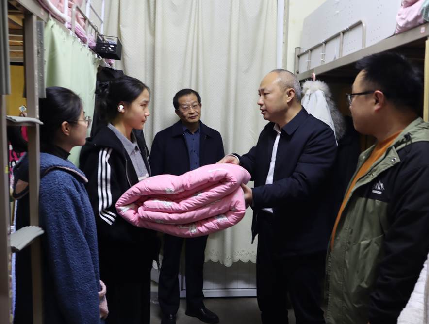 一群穿着西装的人站在人群中 AI 生成的内容可能不正确。