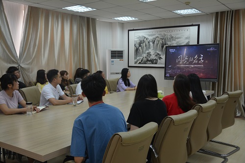 beats365官方唯一入口组织师生观看2019年最美高校辅导员、老员工发布仪式