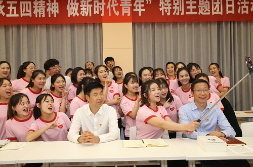 2017级翻译1班团支部举行“传承五四精神 做新时代青年”特别主题团日活动