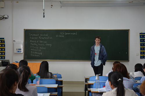 beats365官方唯一入口成功举行外籍教师系列讲座 