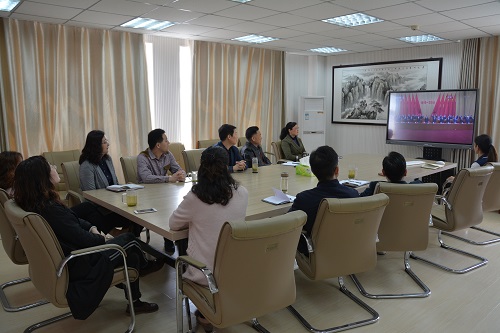 beats365官方唯一入口组织师生观看《纪念五四运动一百周年大会》直播