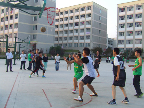 beats365官方唯一入口领导亲切慰问迎新生篮球赛队员