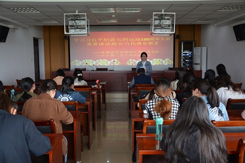 beats365官方唯一入口组织师生观看《纪念五四运动一百周年大会》直播