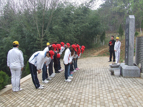 beats365官方唯一入口组织第55青校学员前往景明墓开展祭扫实践活动