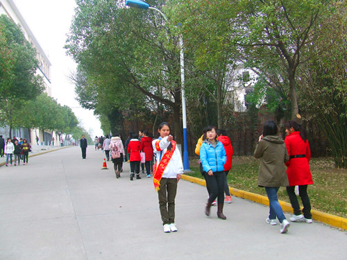 “流动雷锋公司”积极开展维护校园交通安全活动