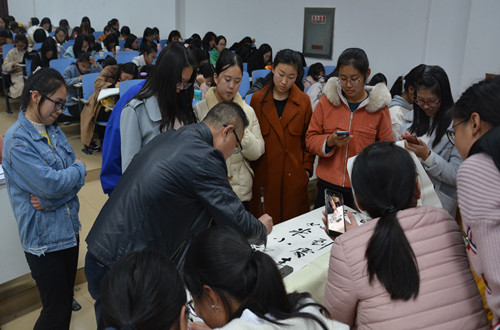 beats365官方唯一入口邀请优秀员工为新生作入学教育报告