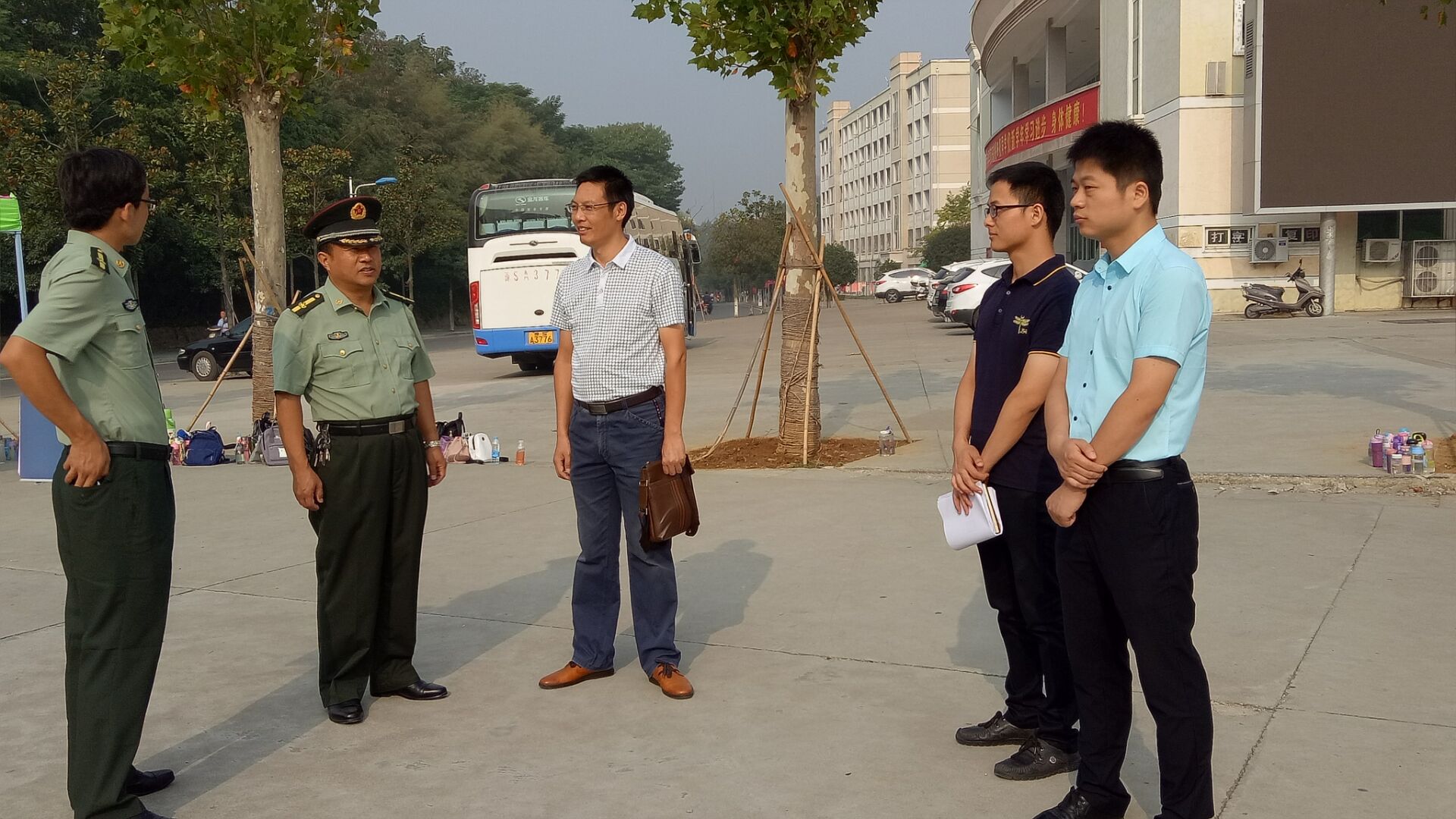 beats365官方唯一入口领导老师看望2016级军训新生