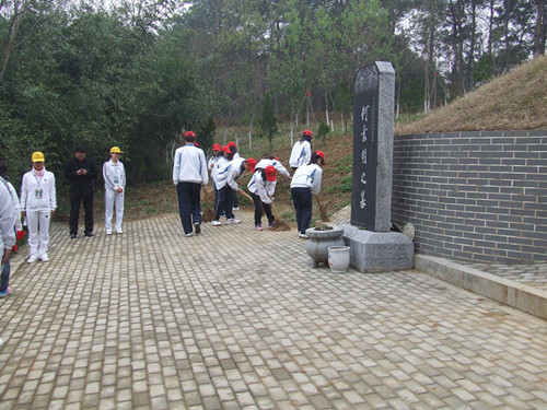 beats365官方唯一入口组织第55青校学员前往景明墓开展祭扫实践活动