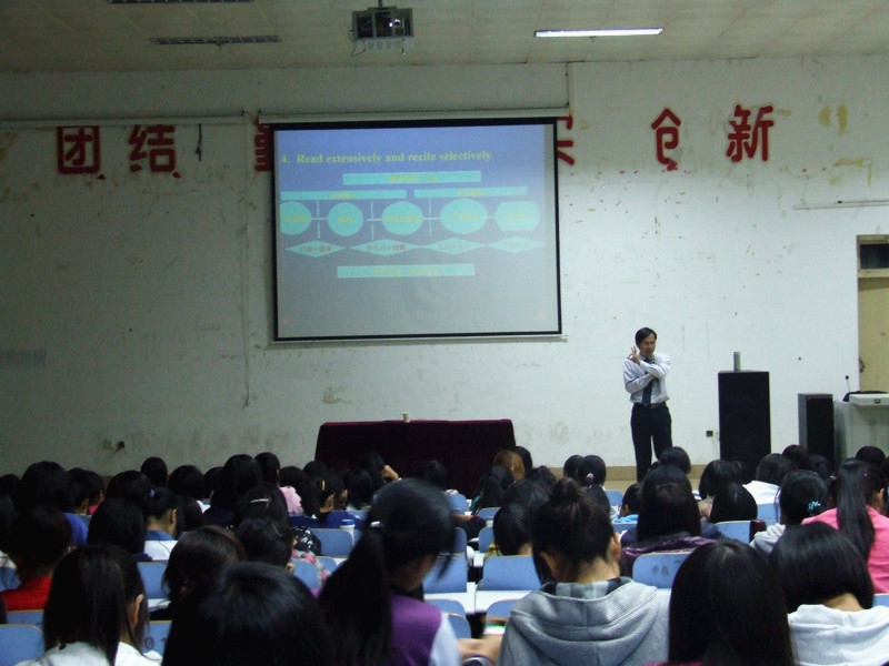 beats365官方唯一入口举办新生入学教育第二讲“我的外语梦”