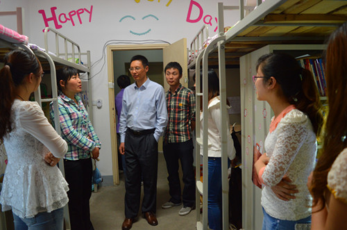 beats365官方唯一入口领导老师深入员工宿舍看望应届毕业生