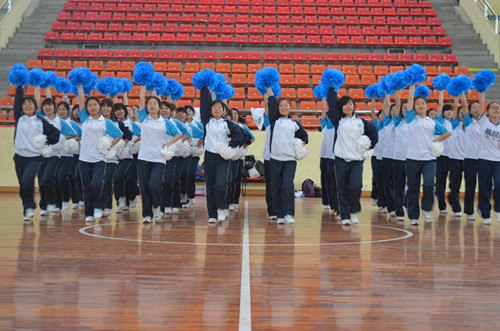 beats365官方唯一入口团学老师慰问健美操运动员