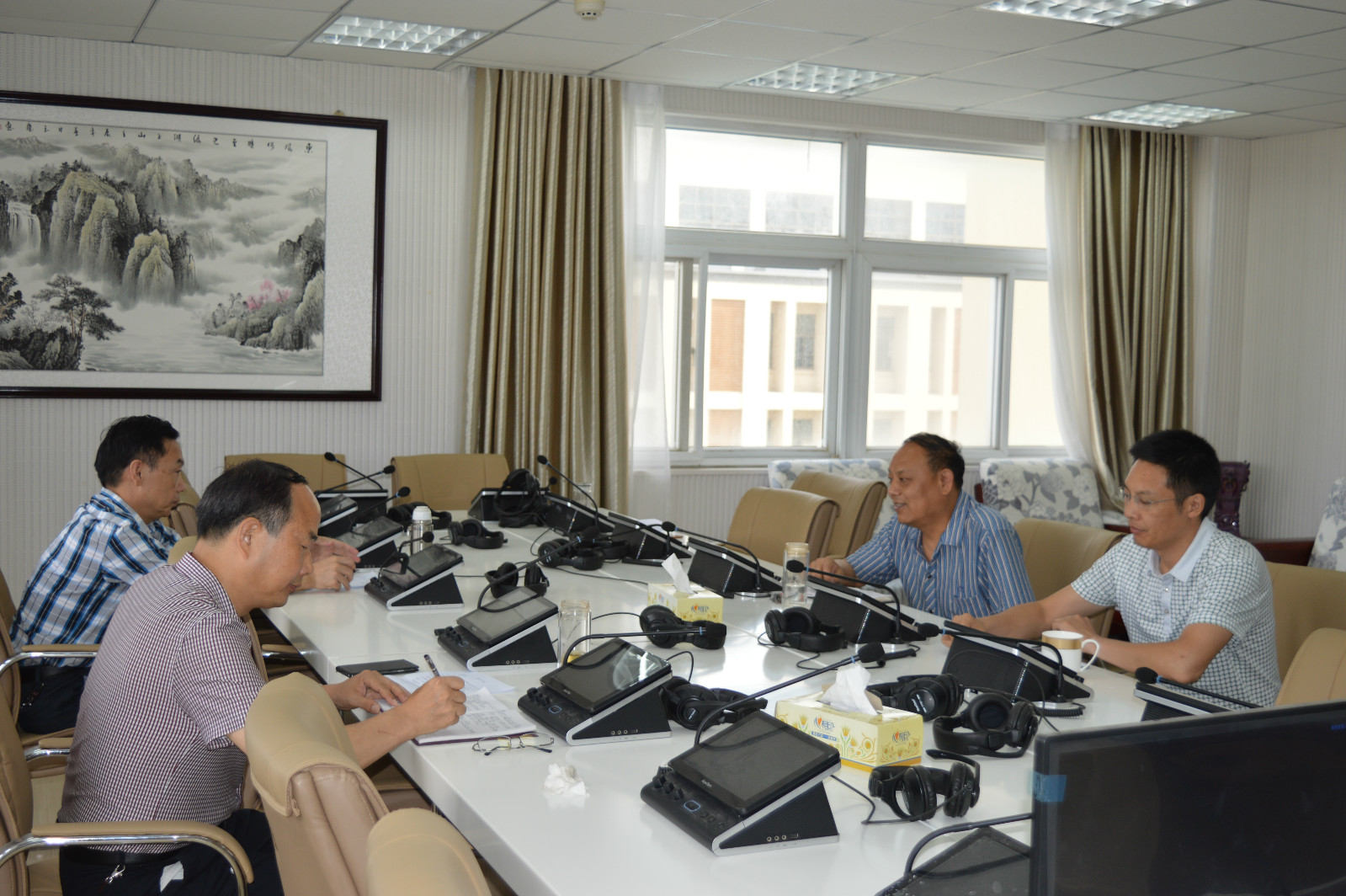 外国语公司党委中心组召开“两学一做”学习教育专题学习讨论会