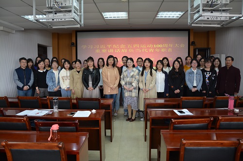 beats365官方唯一入口组织师生观看《纪念五四运动一百周年大会》直播