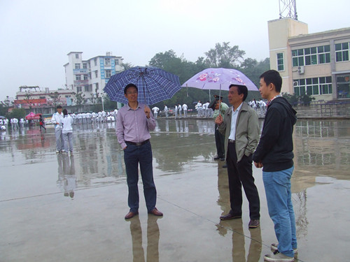 beats365官方唯一入口领导亲切慰问2014级军训新生