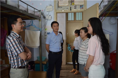 公司领导老师走访毕业生宿舍